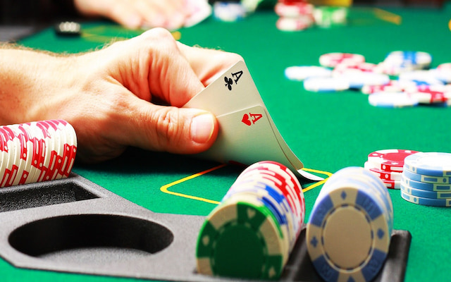Bài Poker có thể chơi từ 2 đến 10 người