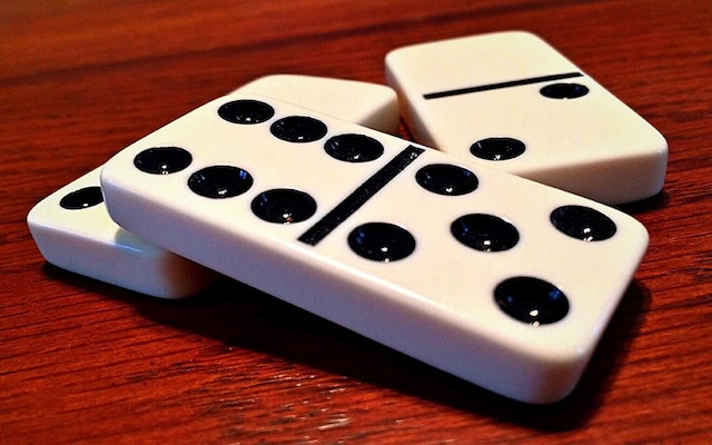 Cờ Domino là một trò chơi dân gian được chơi bằng những viên gạch trắng đen